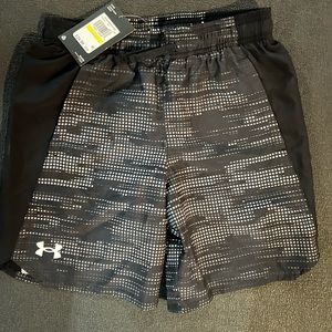 NWT under armor boys youth medium loose fit shorts